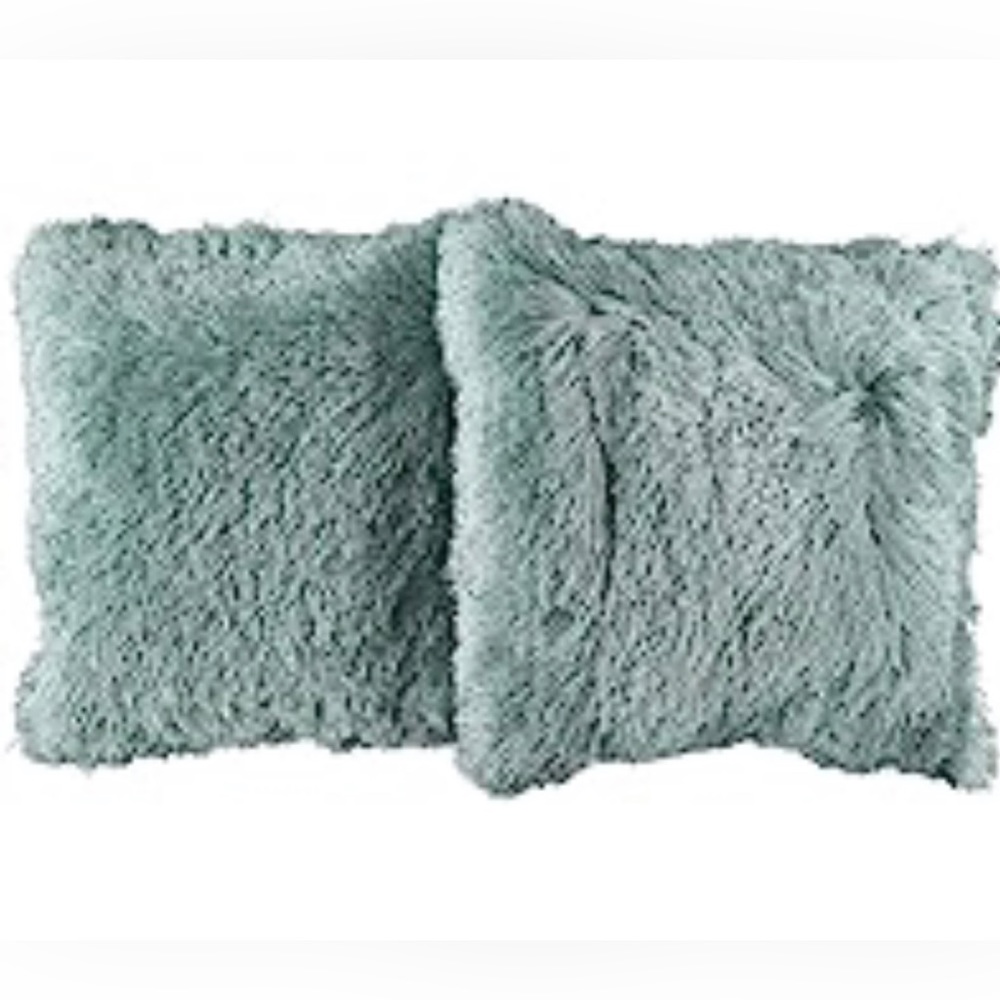 Celebrity home pair of decorative pillows in emerald green.
